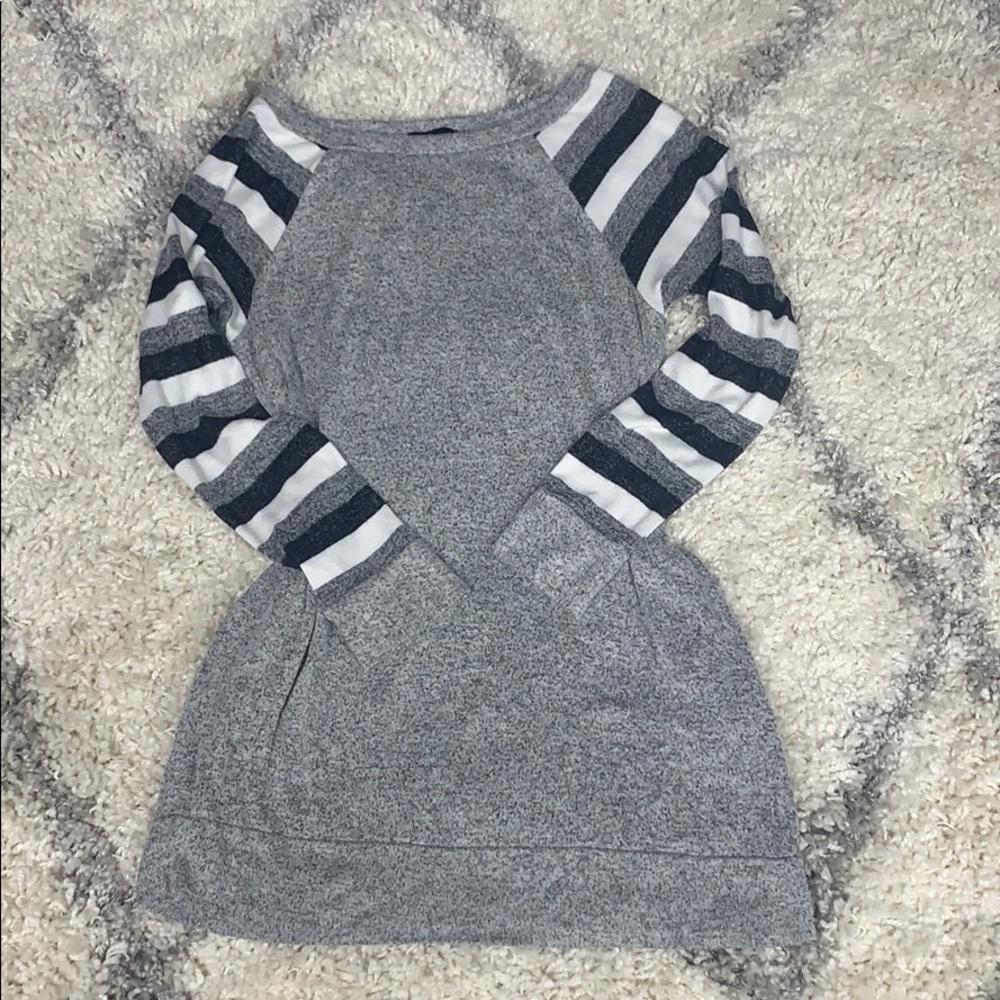 Grey black white blouse. covers butt